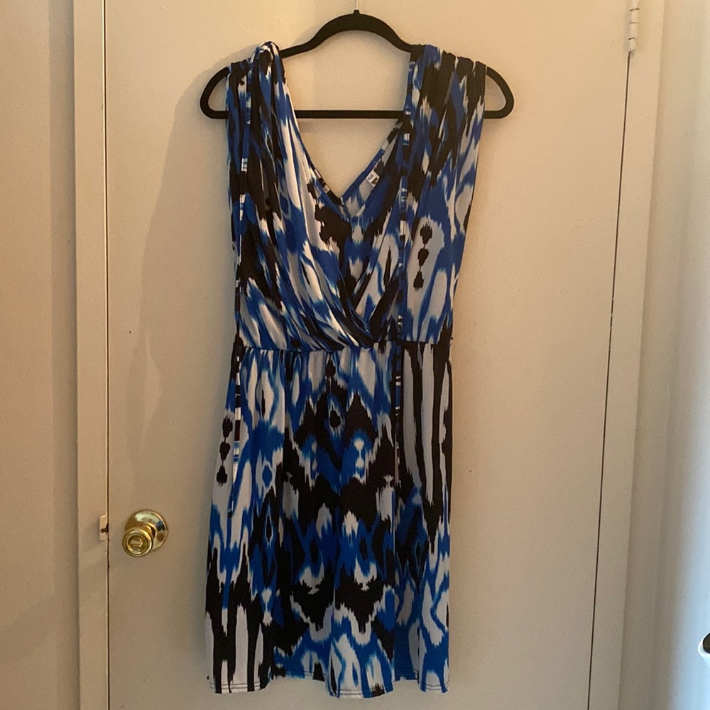 Sleeveless v-neck dress with ties at shoulders; size 1X/2X